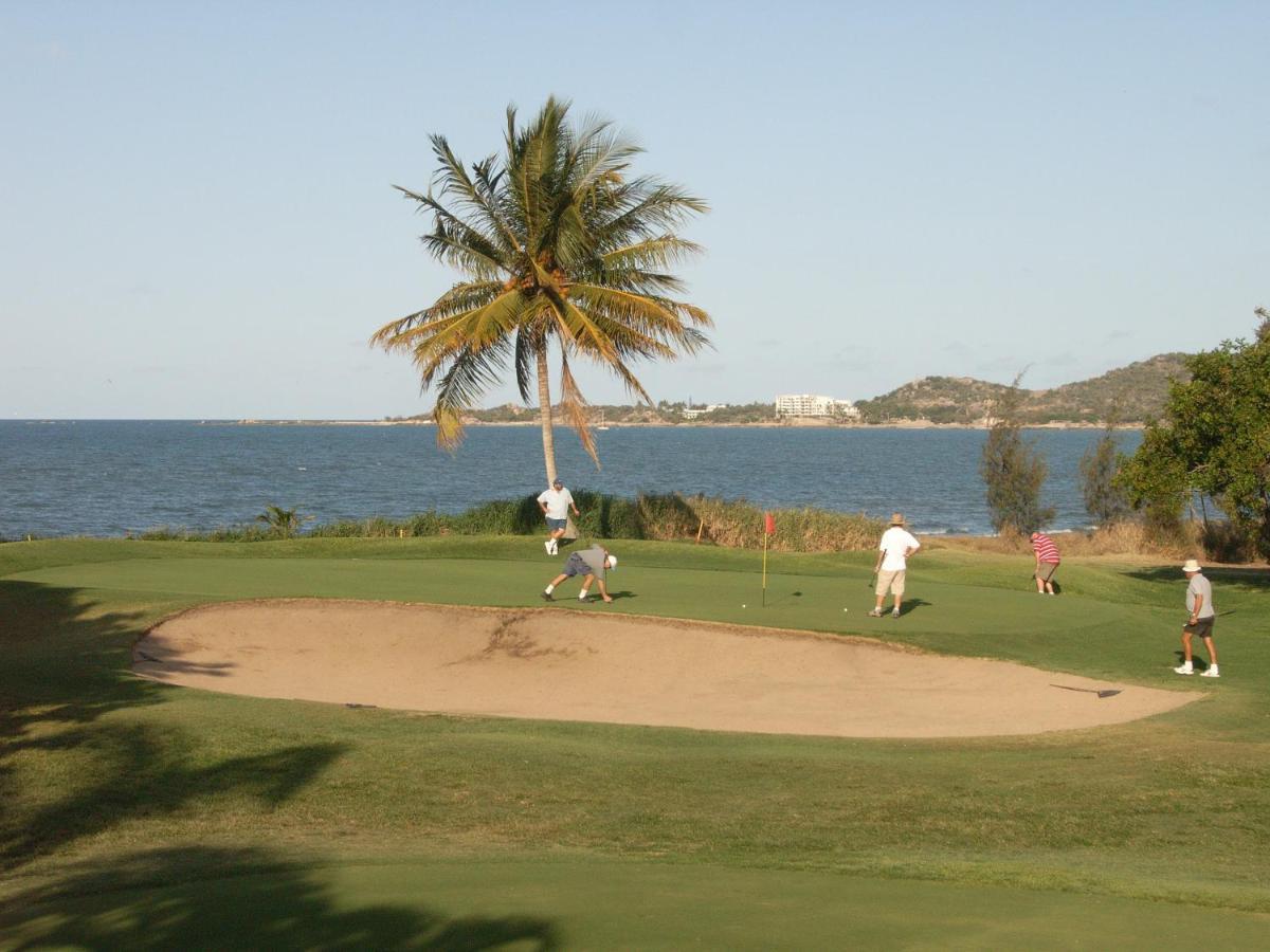 Coral Cove Apartments - Absolute Beachfront Resort בואוון מראה חיצוני תמונה