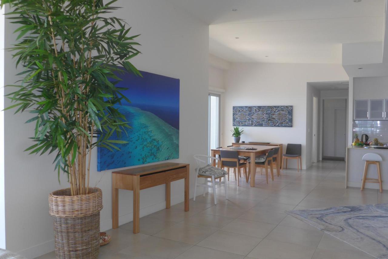 Coral Cove Apartments - Absolute Beachfront Resort בואוון מראה חיצוני תמונה
