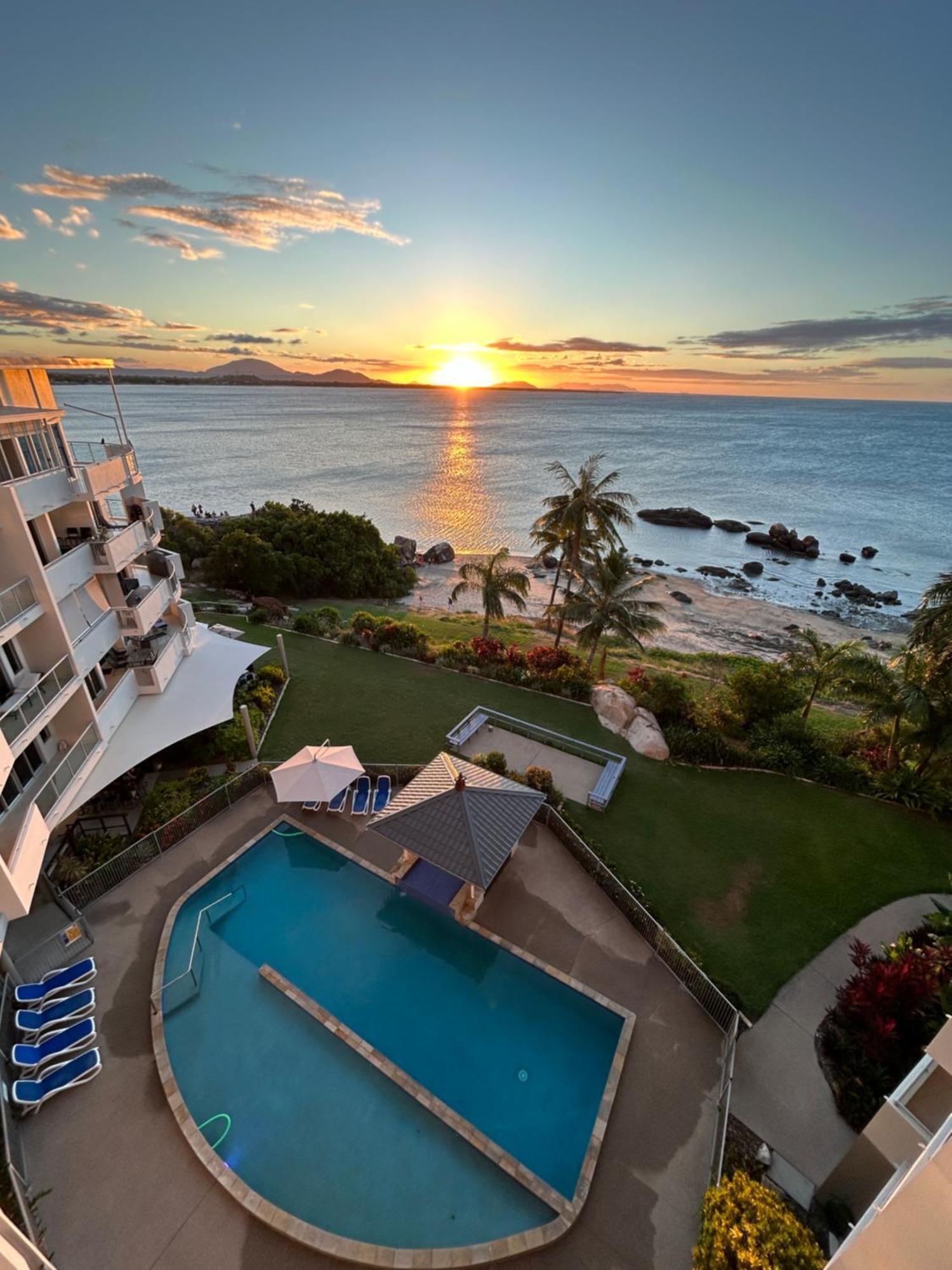 Coral Cove Apartments - Absolute Beachfront Resort בואוון מראה חיצוני תמונה