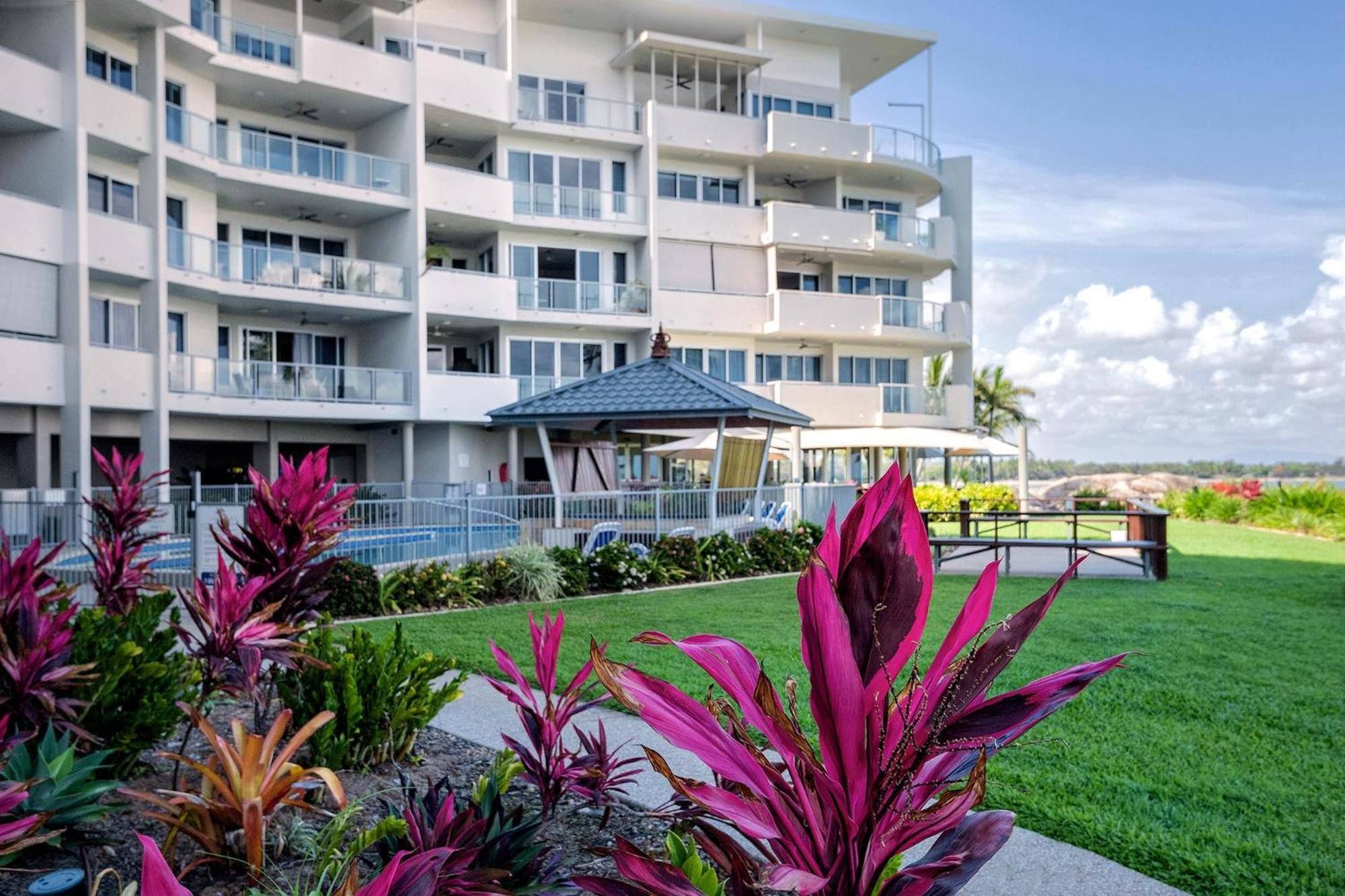 Coral Cove Apartments - Absolute Beachfront Resort בואוון מראה חיצוני תמונה