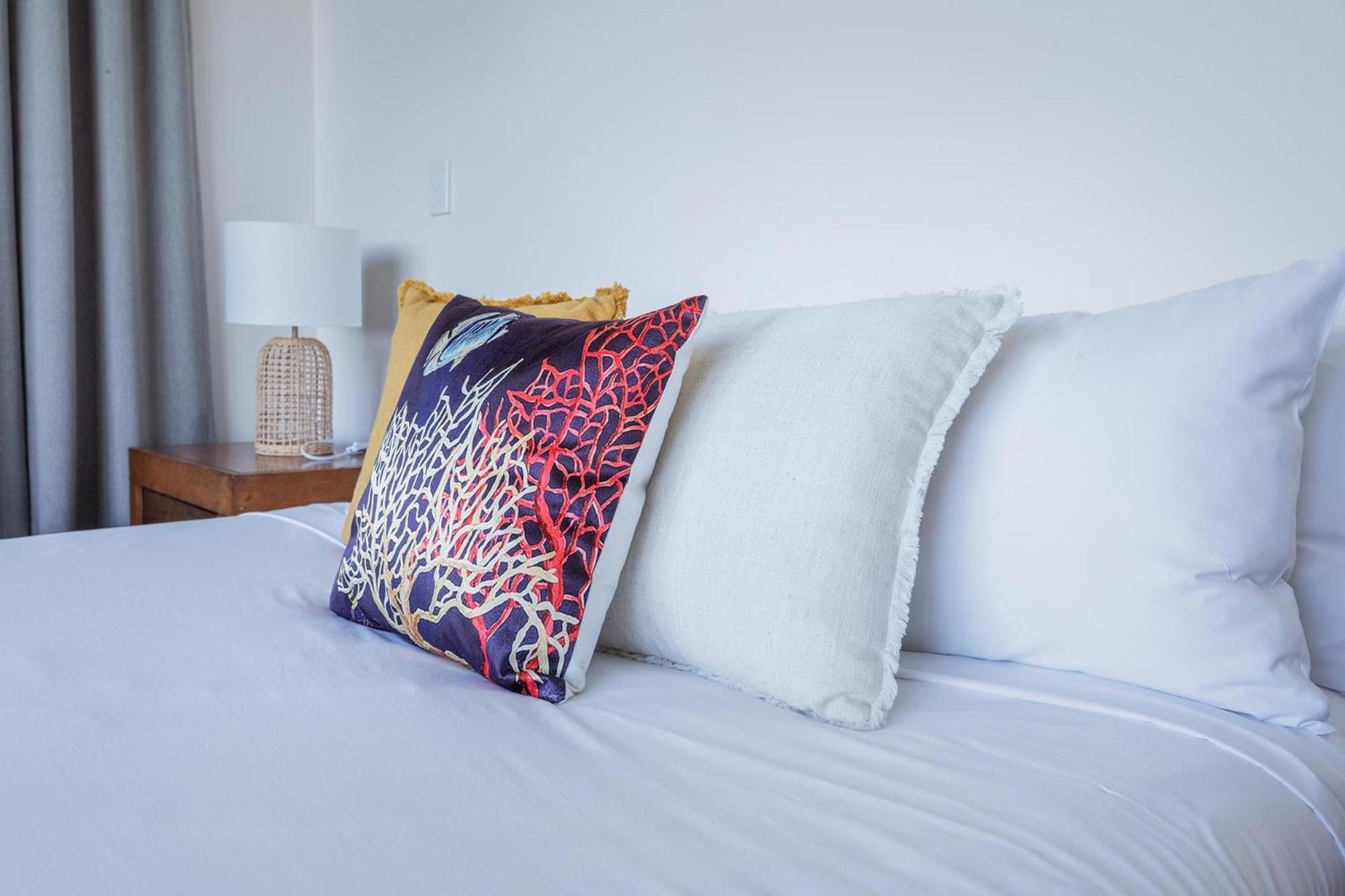 Coral Cove Apartments - Absolute Beachfront Resort בואוון מראה חיצוני תמונה