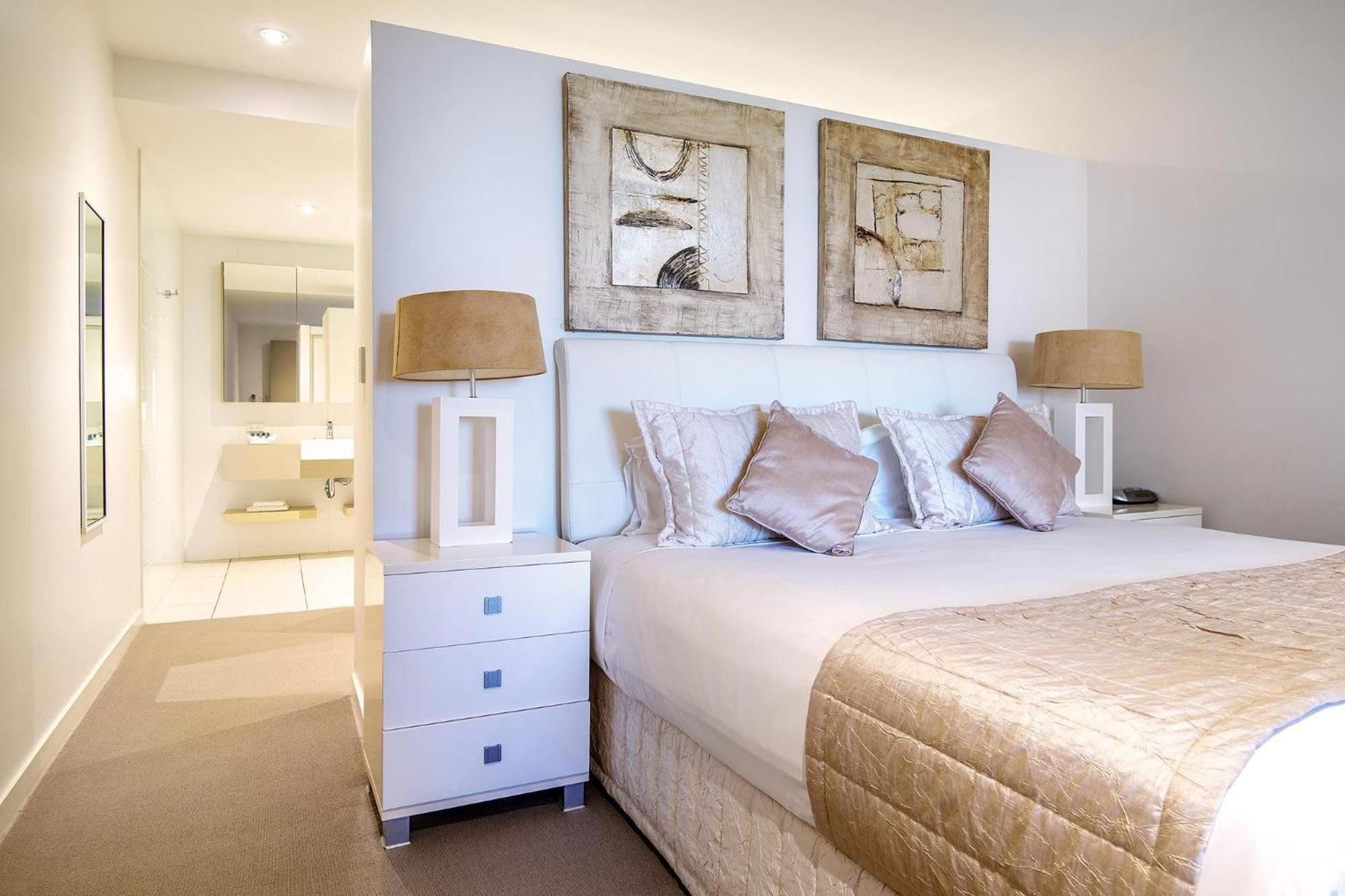 Coral Cove Apartments - Absolute Beachfront Resort בואוון מראה חיצוני תמונה