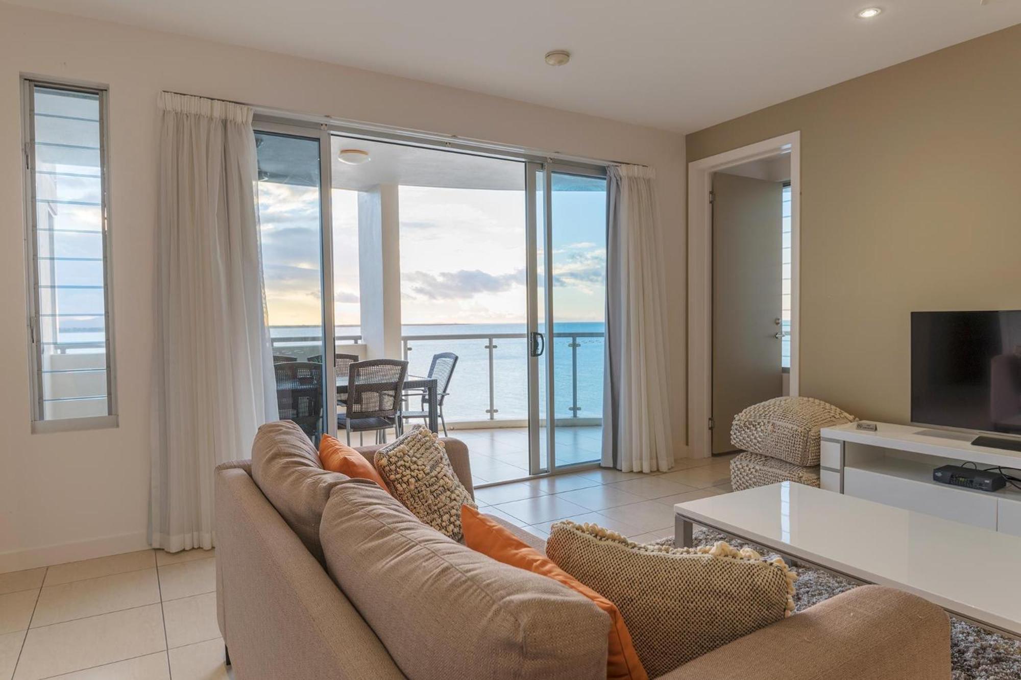 Coral Cove Apartments - Absolute Beachfront Resort בואוון מראה חיצוני תמונה