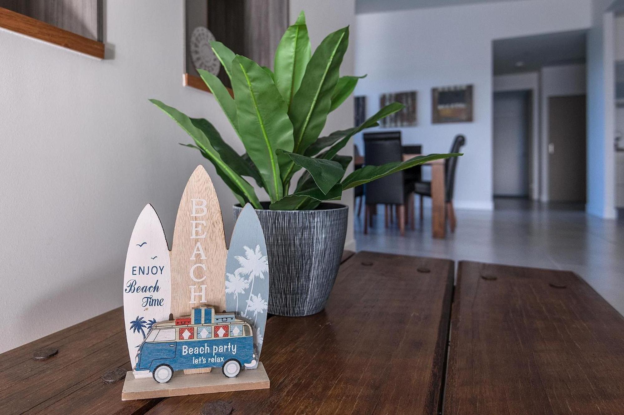 Coral Cove Apartments - Absolute Beachfront Resort בואוון מראה חיצוני תמונה