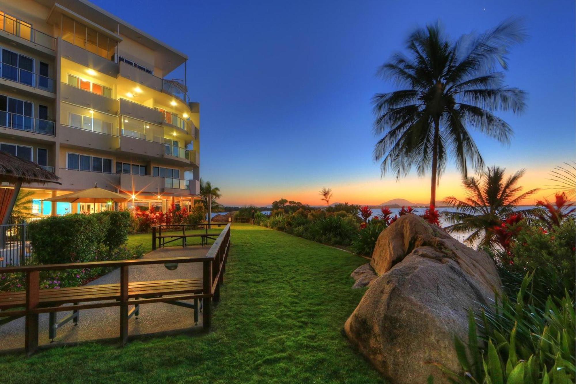 Coral Cove Apartments - Absolute Beachfront Resort בואוון מראה חיצוני תמונה