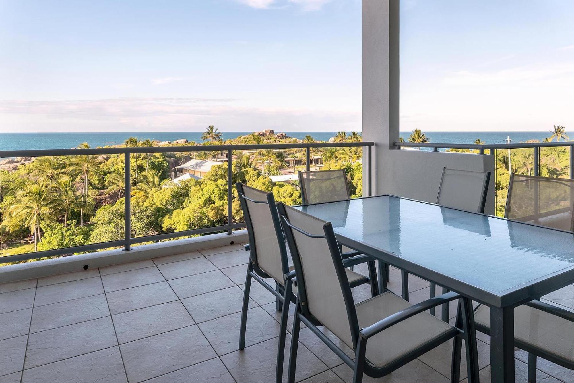Coral Cove Apartments - Absolute Beachfront Resort בואוון מראה חיצוני תמונה
