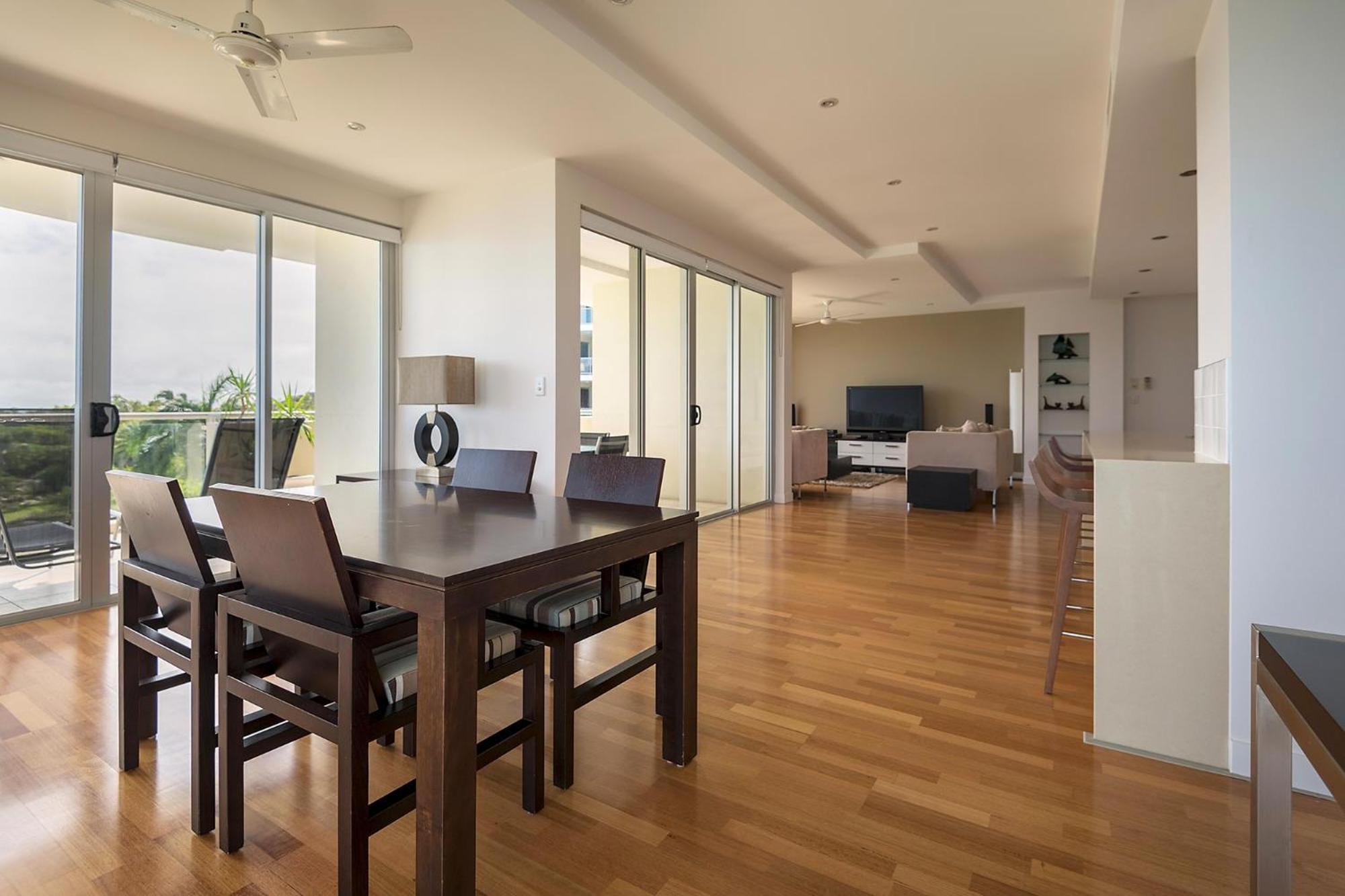 Coral Cove Apartments - Absolute Beachfront Resort בואוון מראה חיצוני תמונה