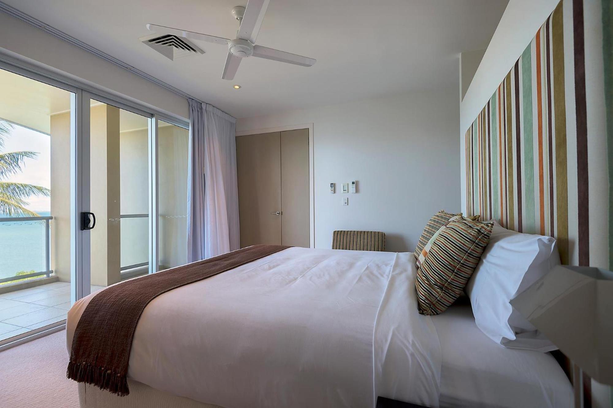 Coral Cove Apartments - Absolute Beachfront Resort בואוון מראה חיצוני תמונה