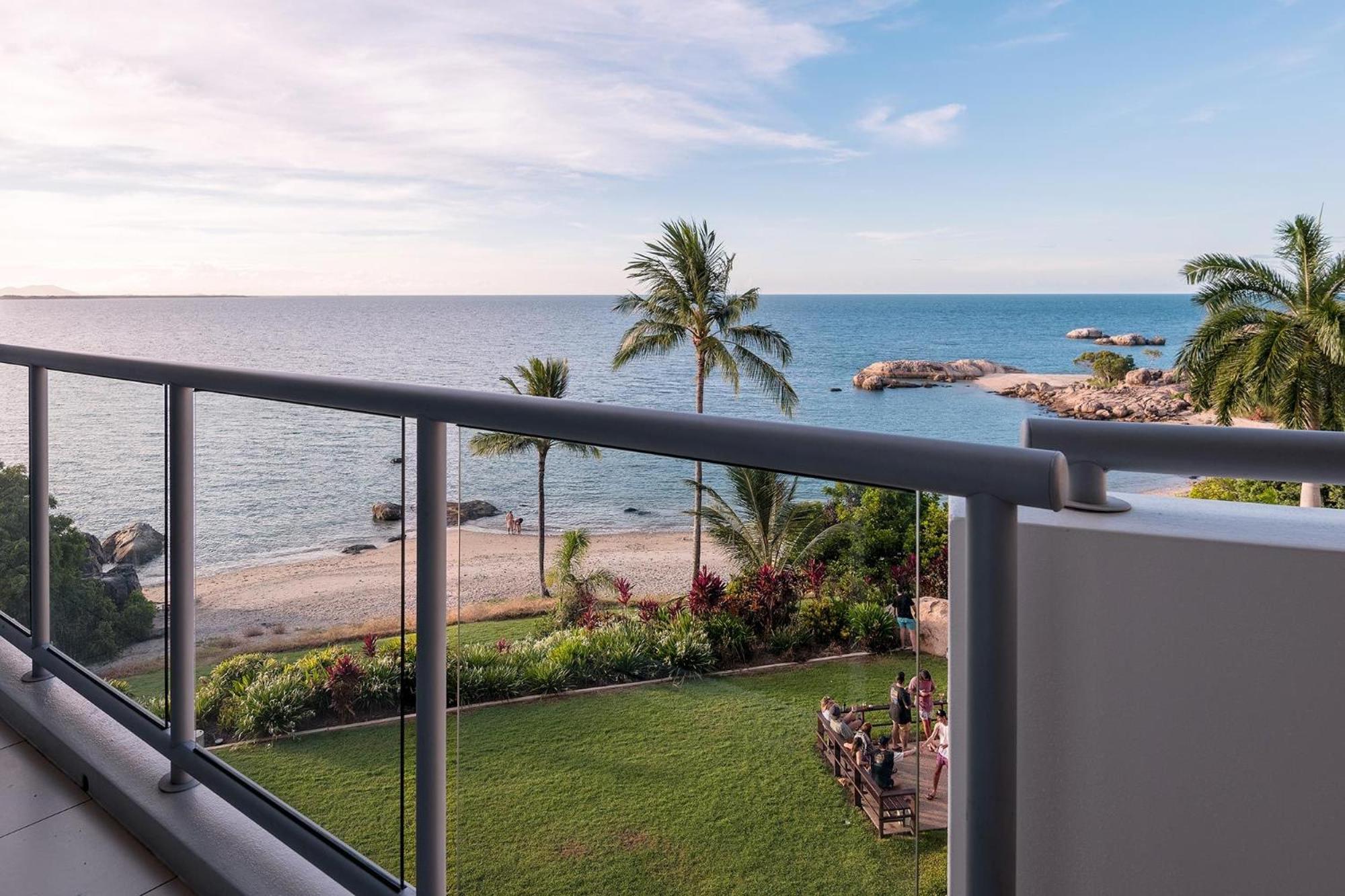 Coral Cove Apartments - Absolute Beachfront Resort בואוון מראה חיצוני תמונה