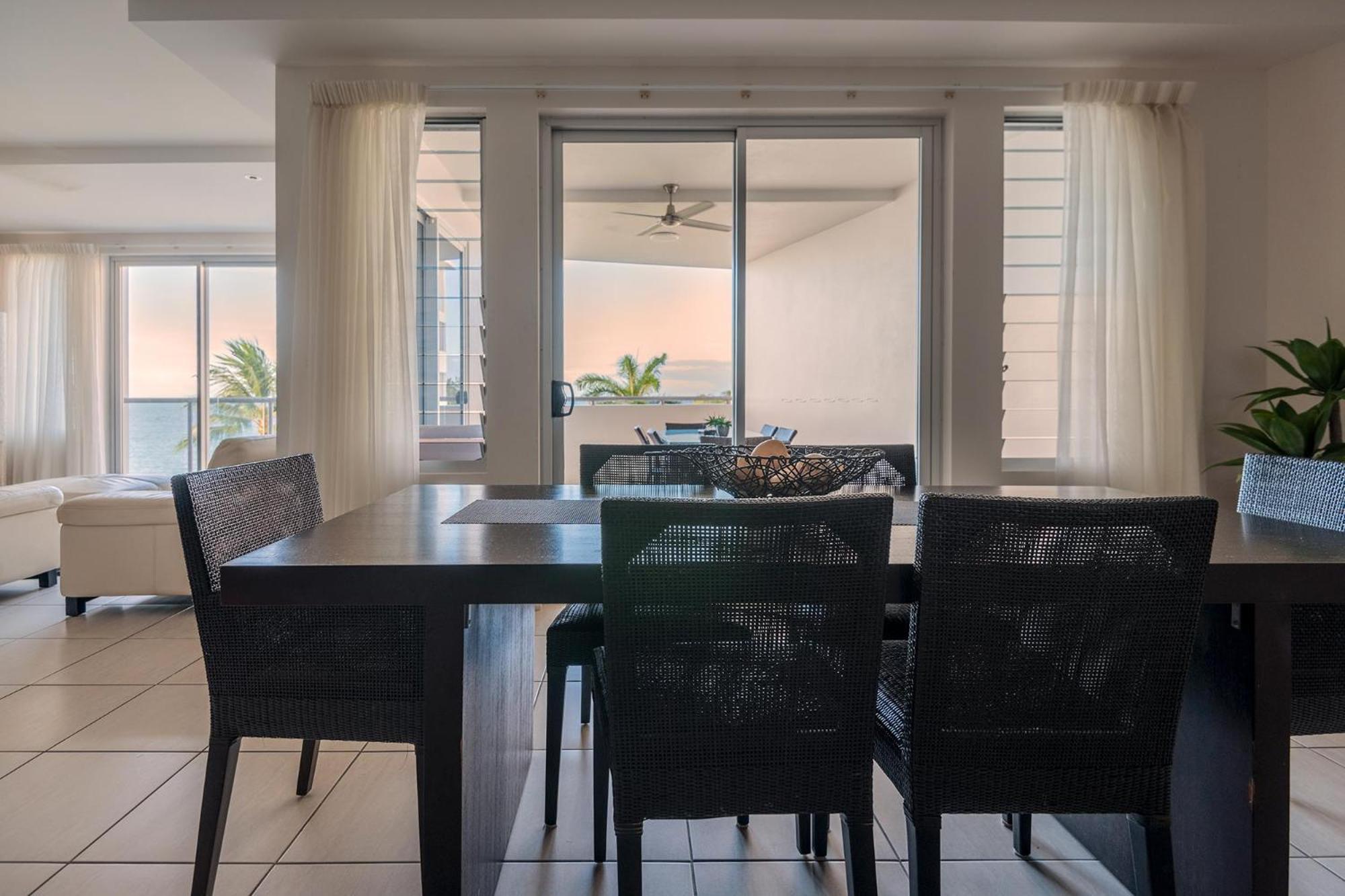 Coral Cove Apartments - Absolute Beachfront Resort בואוון מראה חיצוני תמונה