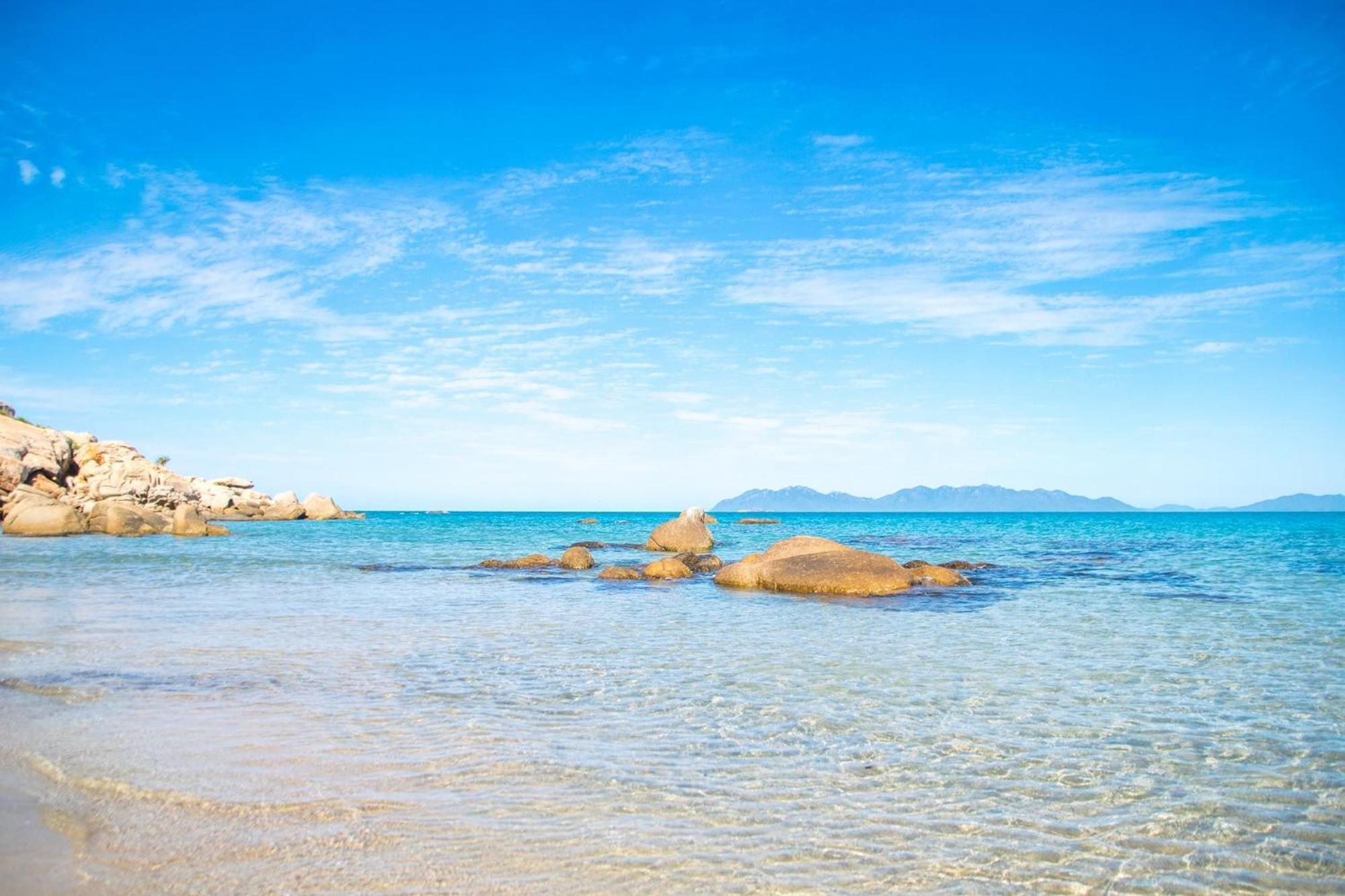Coral Cove Apartments - Absolute Beachfront Resort בואוון מראה חיצוני תמונה