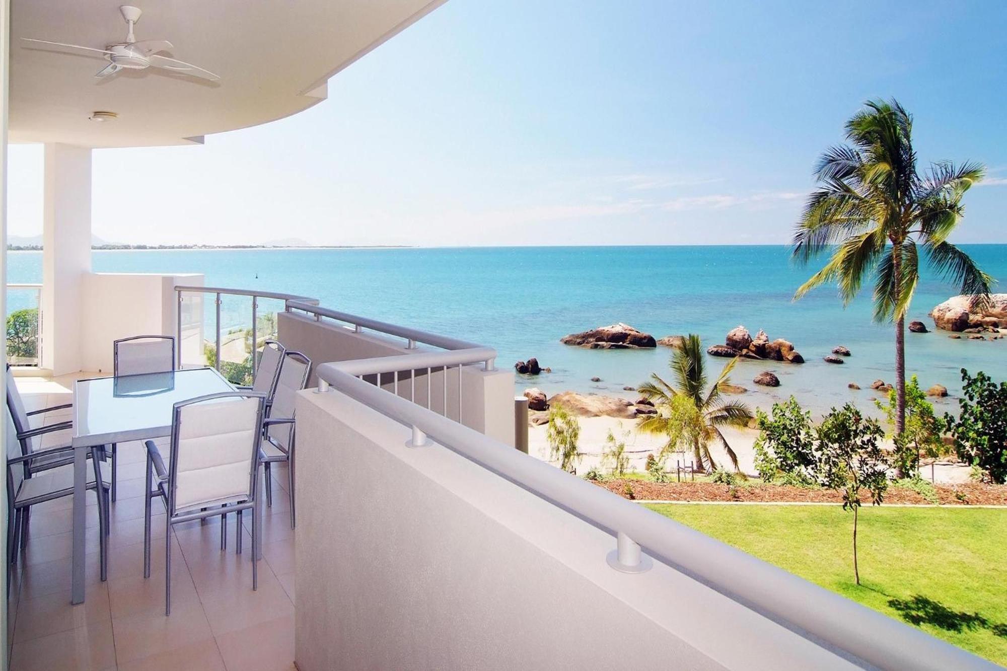 Coral Cove Apartments - Absolute Beachfront Resort בואוון מראה חיצוני תמונה