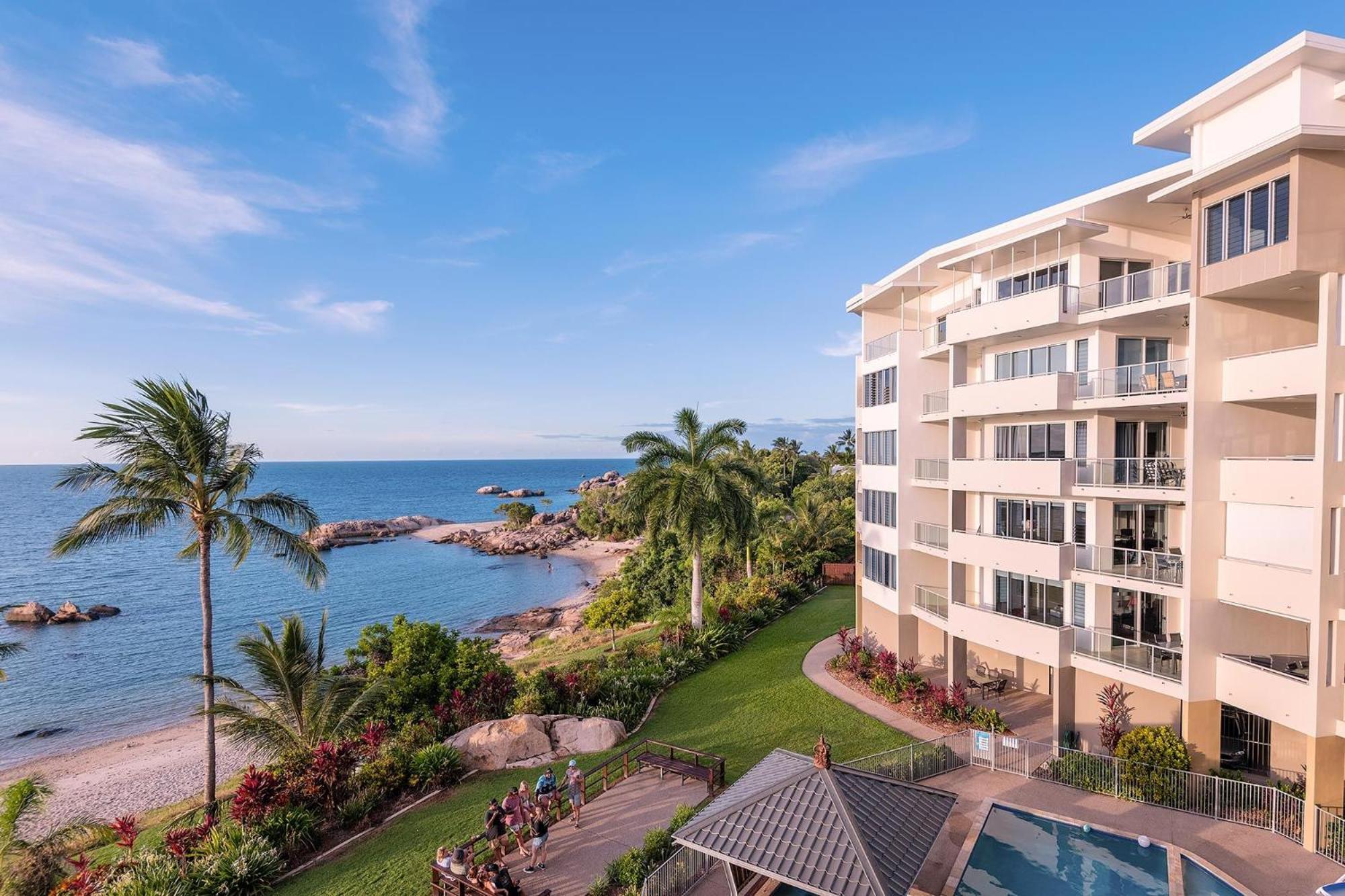 Coral Cove Apartments - Absolute Beachfront Resort בואוון מראה חיצוני תמונה