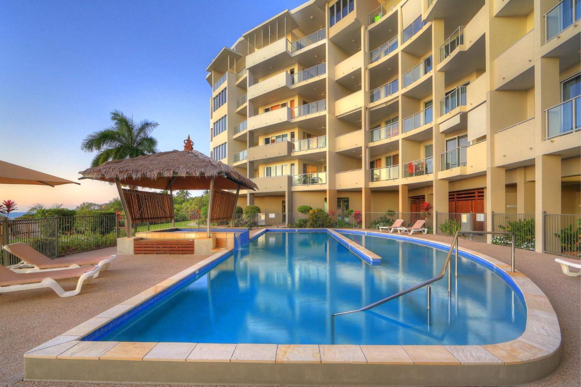 Coral Cove Apartments - Absolute Beachfront Resort בואוון מראה חיצוני תמונה