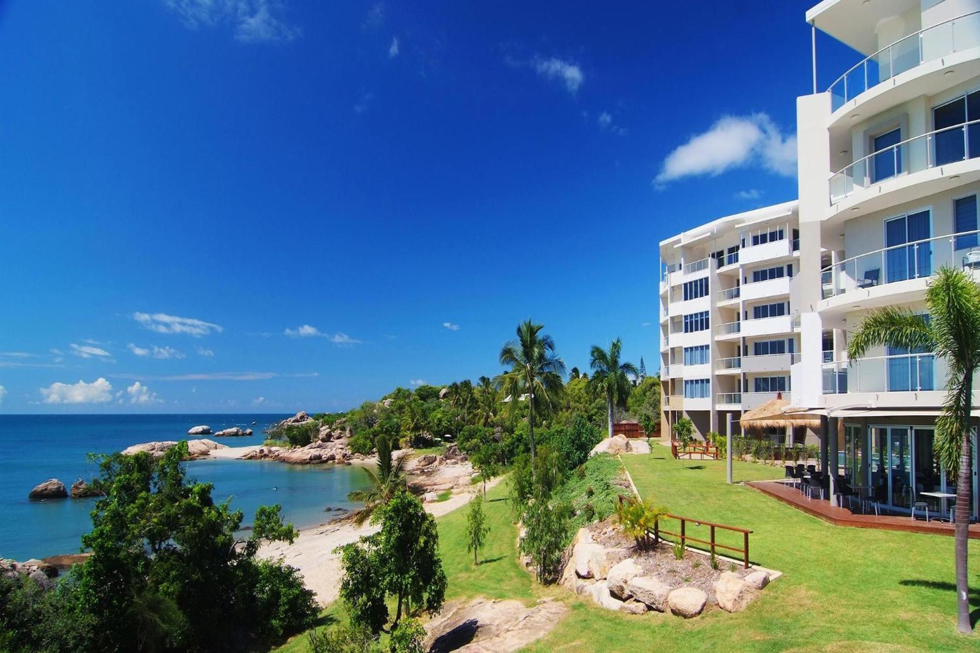 Coral Cove Apartments - Absolute Beachfront Resort בואוון מראה חיצוני תמונה