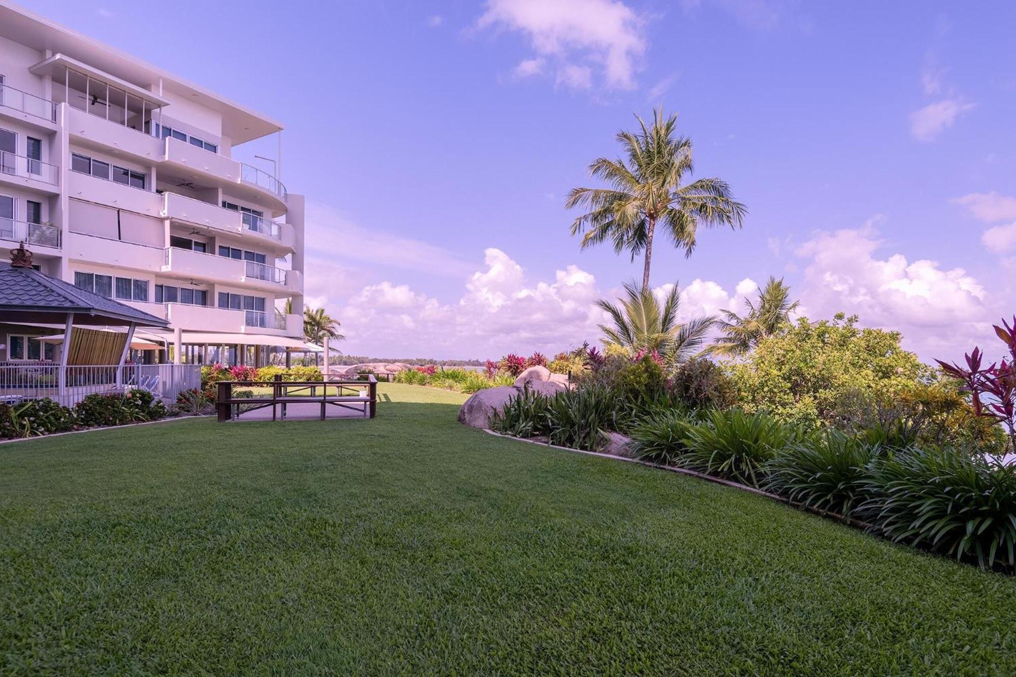 Coral Cove Apartments - Absolute Beachfront Resort בואוון מראה חיצוני תמונה