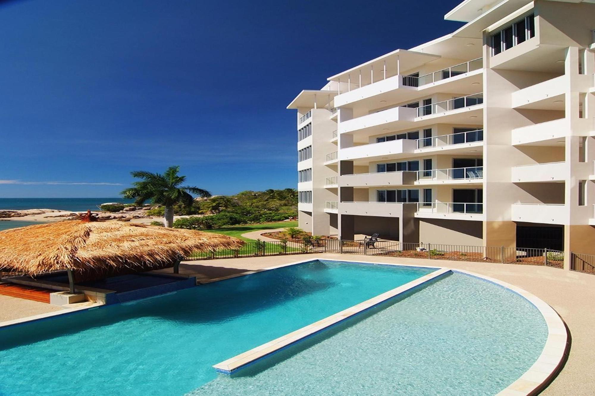 Coral Cove Apartments - Absolute Beachfront Resort בואוון מראה חיצוני תמונה