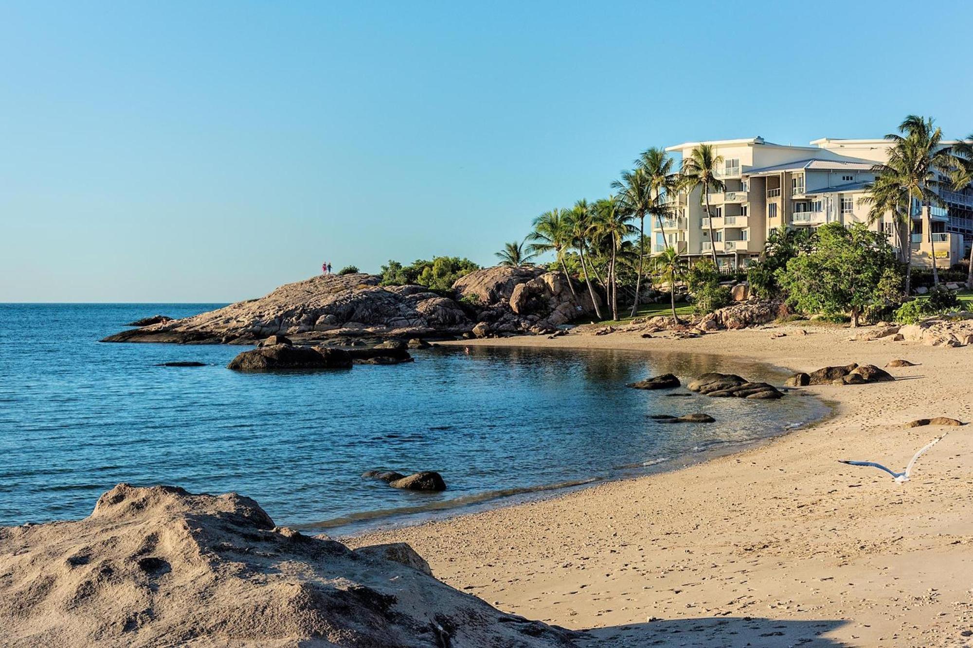 Coral Cove Apartments - Absolute Beachfront Resort בואוון מראה חיצוני תמונה