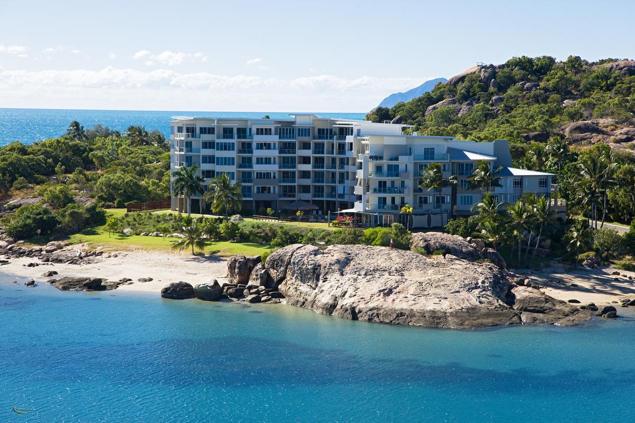 Coral Cove Apartments - Absolute Beachfront Resort בואוון מראה חיצוני תמונה