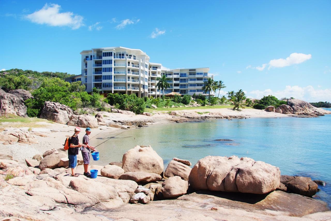 Coral Cove Apartments - Absolute Beachfront Resort בואוון מראה חיצוני תמונה